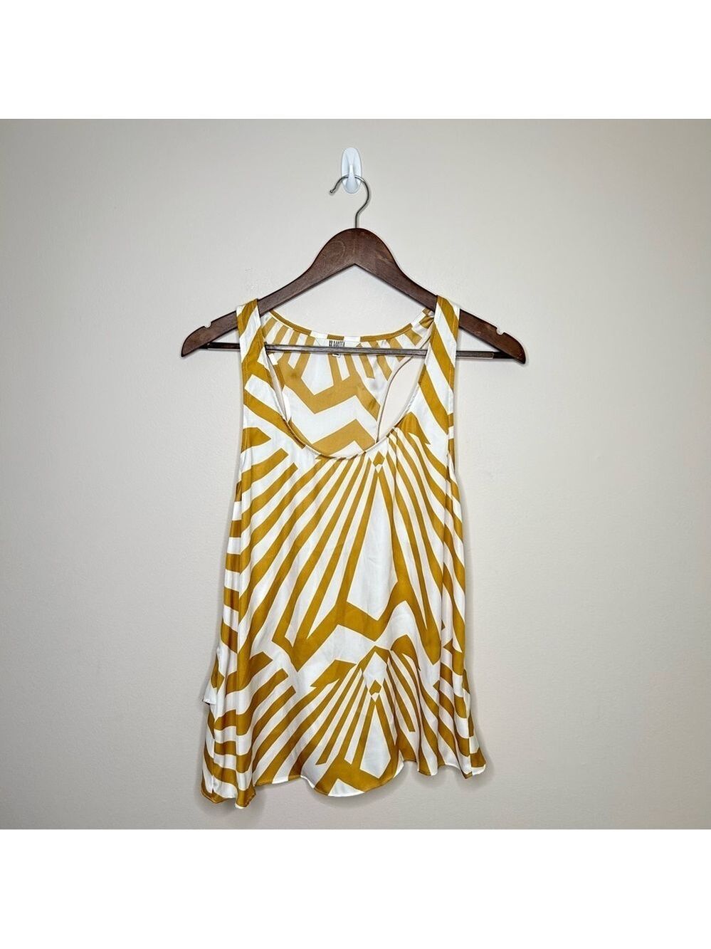 BB Dakota Gold White Geometric Print Sleeveless Blouse Small
